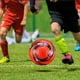 thumbnail image 4 of Yuarrent Pelota de fútbol cosida a máquina de cuero PU para niños, pelota de fútbol profesional de competición, tamaño 5, portátil, para Deportes y aire libre Rojo, 4 of 6