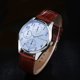 thumbnail image 1 of Reloj de cuarzo de cuero PU de moda Reloj masculino con esfera numérica de tres zonas horarias (marrón blanco), 1 of 2