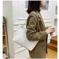 thumbnail image 4 of Bolsos de mano para mujer, de piel sintética, con entramado de diamantes, bolso de mano con personalidad, de gran capacidad, bolso de hombro para debajo del brazo, bolso de diseñador, 4 of 5