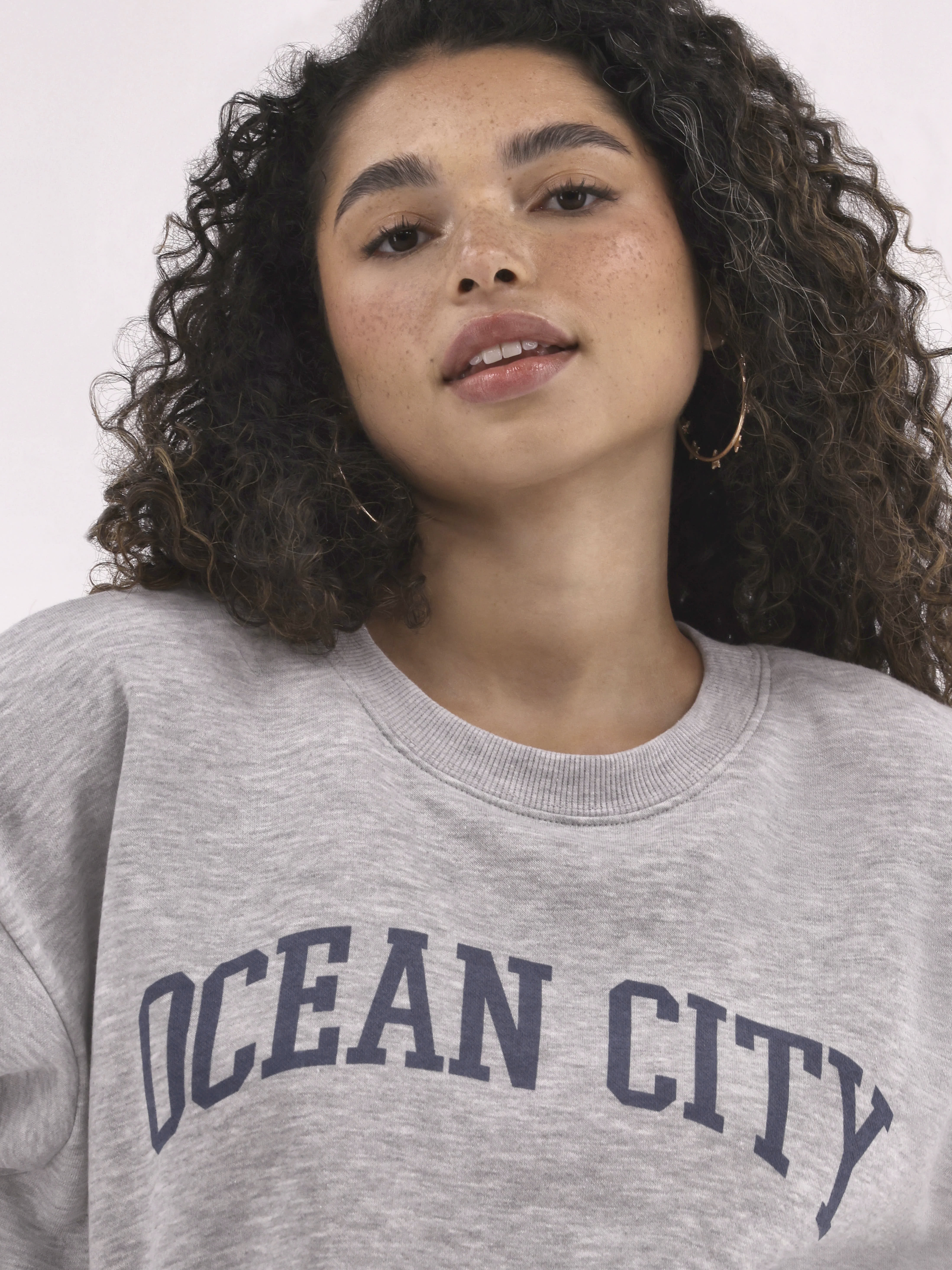 No Boundaries Oversized Graphic Crewneck Sweatshirt, Midweight, Women's and Women's Plus