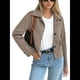 thumbnail image 1 of Chaqueta Blazer Informal para Mujer, de Piel Sintética de Ante con Solapa con Muescas y Botonadura Sencilla. Caqui XL, 1 of 8