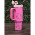 thumbnail image 3 of Vaso Stanley de 40 Oz para Hello Kitty | Botella de Agua Rosa con Diseño de Gatito "Hola" y Peonía. Envoltura Completa con Grabado Láser Personalizado. obsequios para Ella (No Incluye Lazo)., 3 of 9