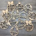 thumbnail image 2 of Bola de copo de nieve navideña personalizada con diferentes nombres, adorno de madera navideño personalizado con nombre, regalo de Navidad para el hogar, 2 of 5