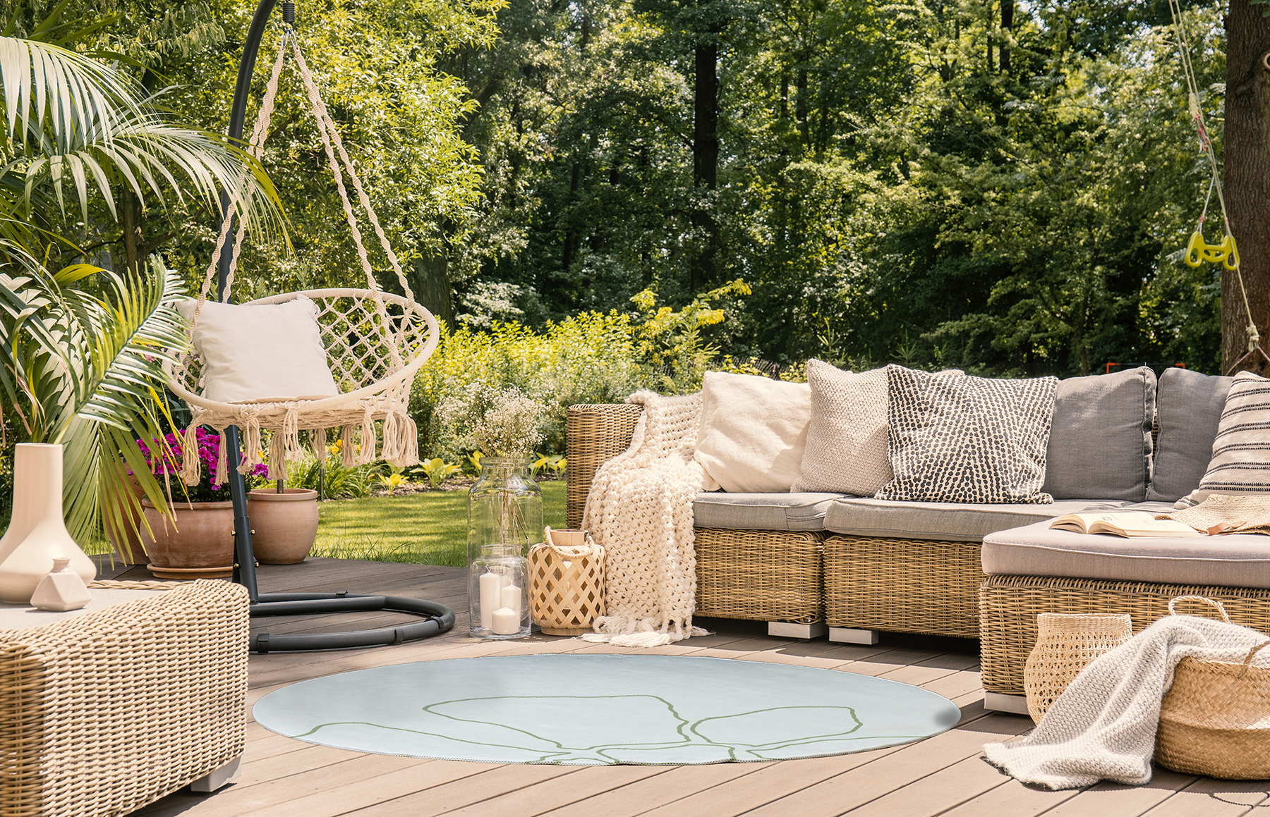 Simply Daisy 5' Round Green/White Petal Lines Spring Chenille Indoor/Outdoor Rug