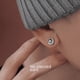 thumbnail image 2 of Pendientes con clip de oreja con absorción magnética para hombre, modernos y distintivos, de color negro, sencillos y con circonitas en blanco y negro, 2 of 5
