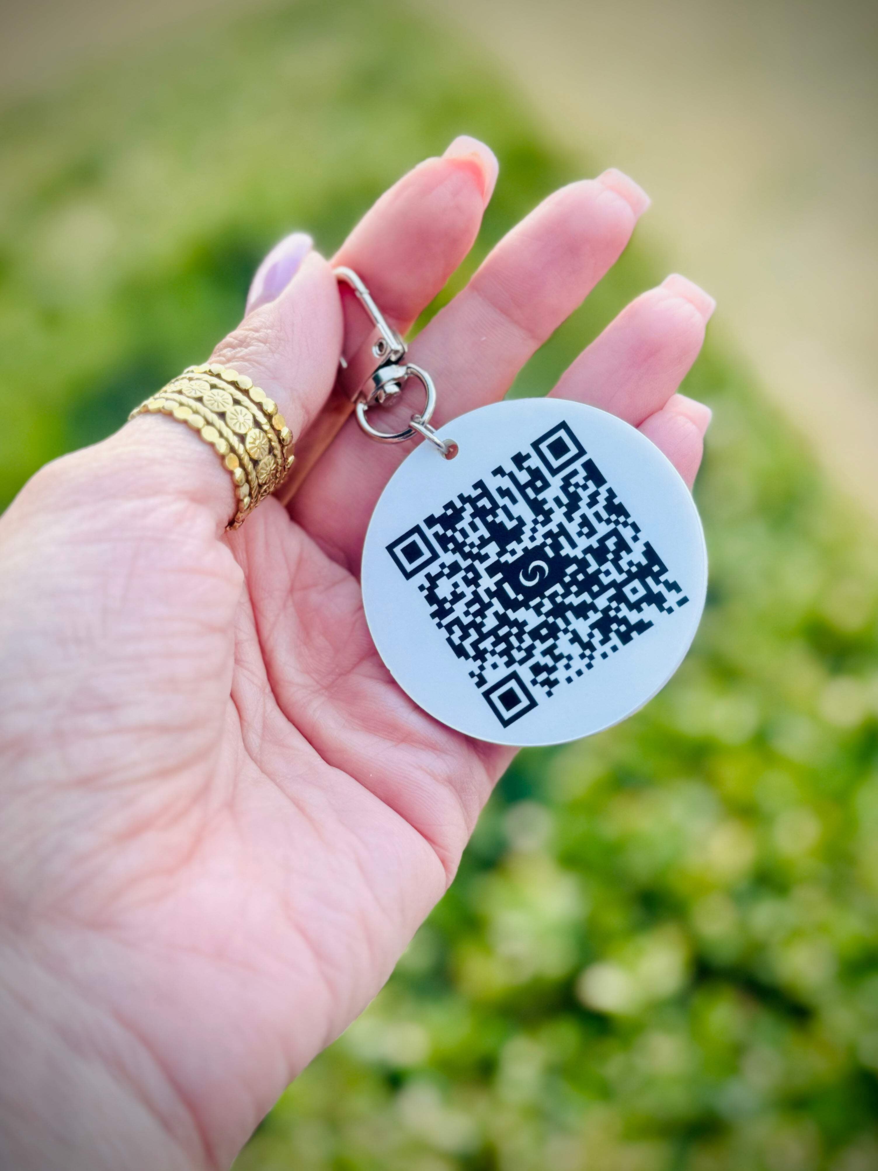 Contact Co. Smart NFC Keychain, Sleek Durable NFC Key Fob with Instant App-Free Sharing, Seamless Keychain for Creators, Connectors, and More, White
