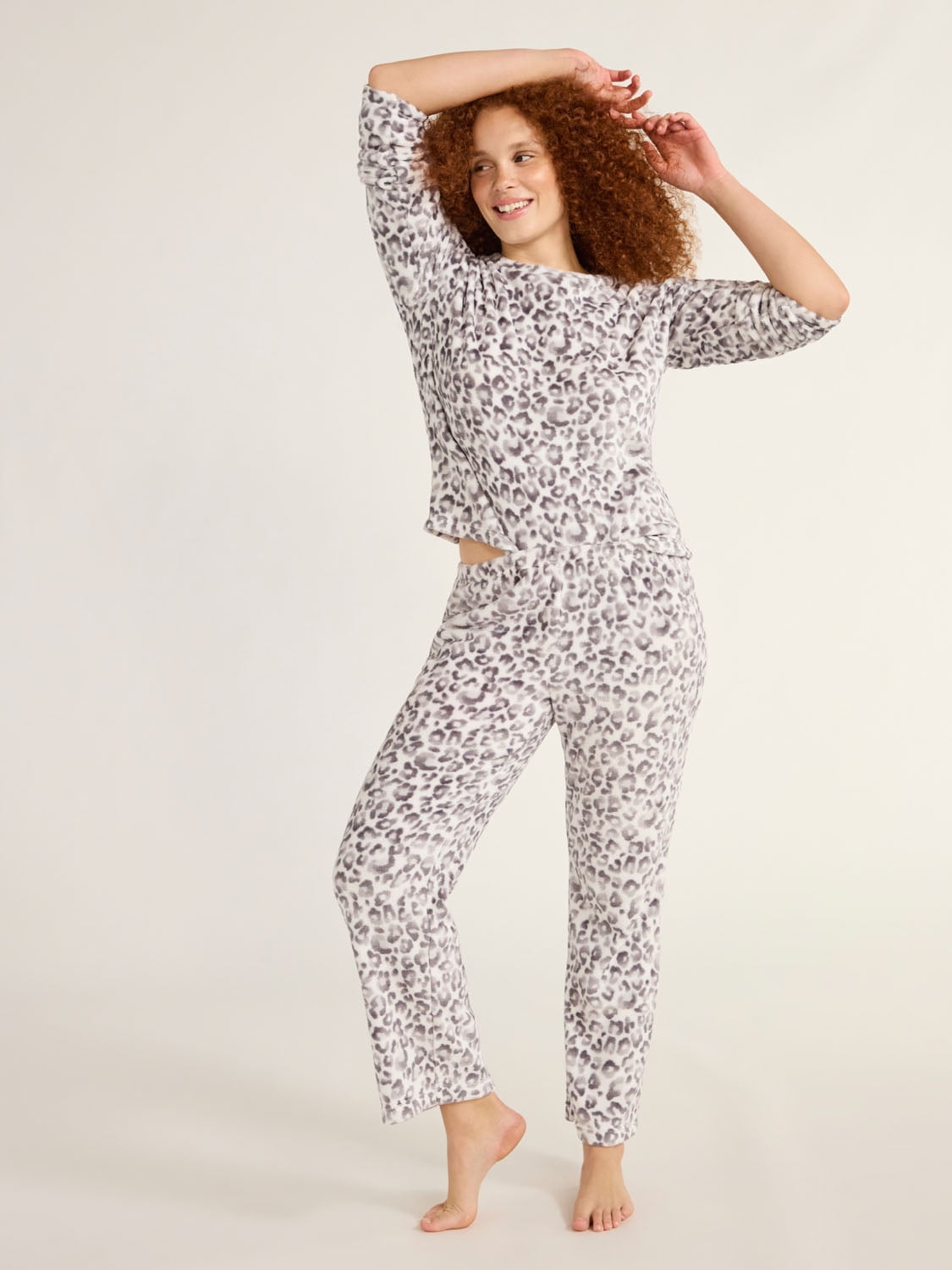 Joyspun Women's Folded Giftable Plush Long Sleeve Top with Pant Pajamas Set, 2-Piece, Sizes S to 3X