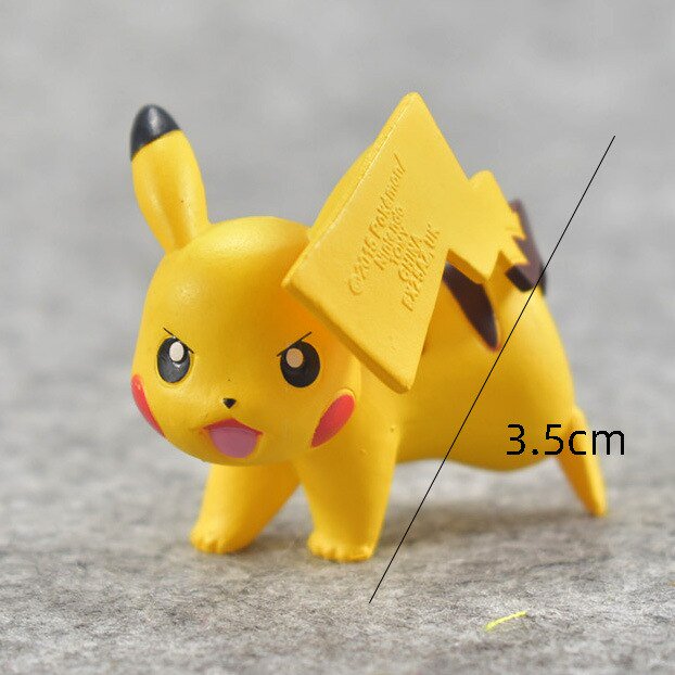figuras de pvc de pokémon, mini figuras de pikachu, charmander, bulbasaur, squirtle, eevee, vulpix, popplio, abra, rockruff, chespin, juguetes de regalo Mini figura de Pikachu en PVC, vista frontal en 3/4; postura cuadrúpeda con cola en rayo hacia arriba, acabado mate amarillo y detalles pintados en ojos, mejillas rojas y puntas negras en orejas. Escala marcada de 3.5 cm; fondo neutro con superficie texturizada.