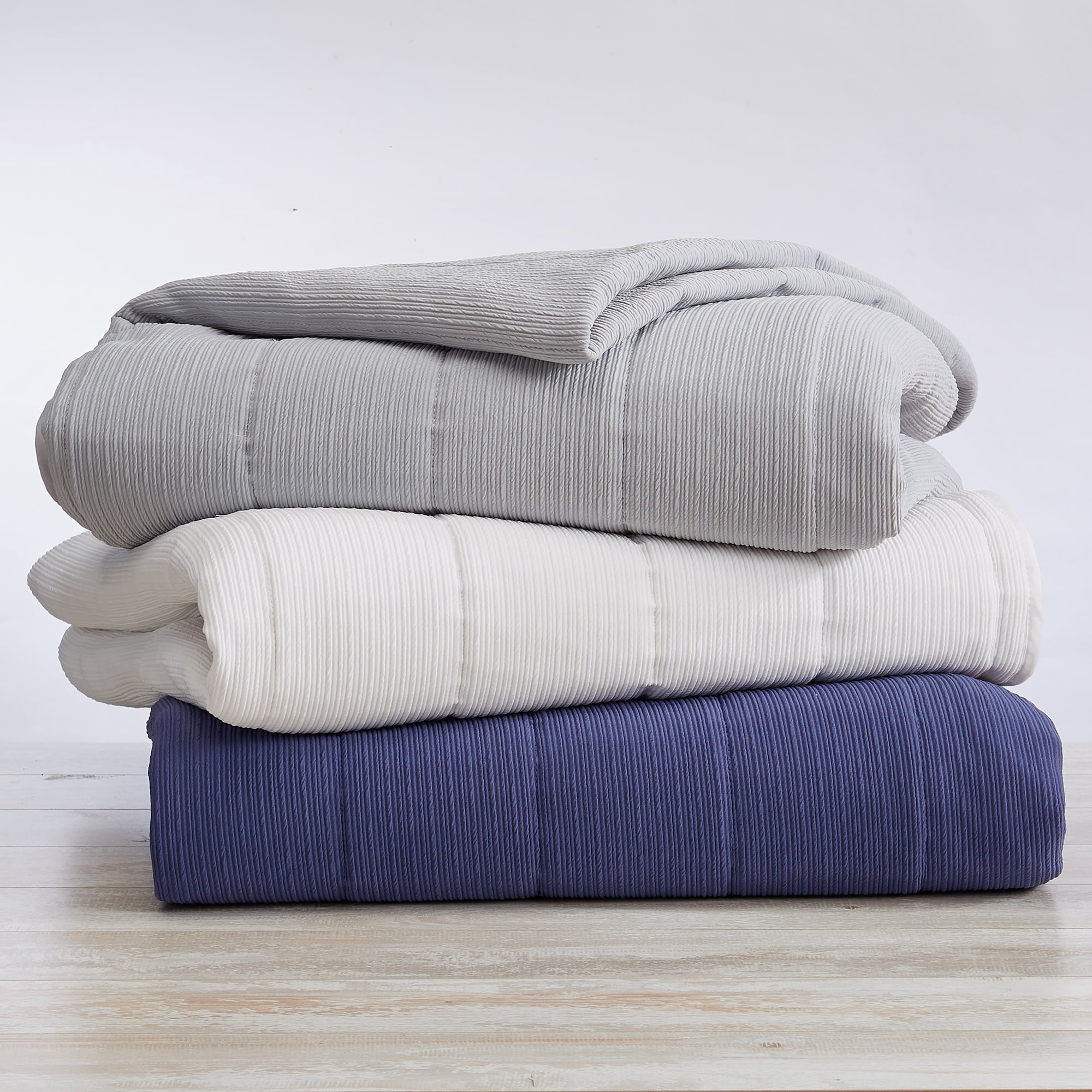 Great Bay Home Textured Spandex Solid Reversible Quilt Set With Shams  (Full / Queen, Navy)