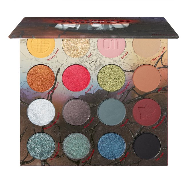 paleta de sombras de ojos colourpop x stranger things chapter one paleta abierta, vista frontal con 16 tonos en 4x4 en acabados mate, metálico y perlado: tonos arena, dorado brillante, rosa palo, beige, cobre anaranjado, fucsia, verde con brillo, terracota, plateado perlado, taupe metálico, gris azulado mate, borgoña, verde mar con partículas, turquesa iridiscente, azul metalizado y negro mate; estuche ilustrado con mapa de Hawkins; adecuada para looks ahumados y glamour retro suave.