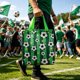 thumbnail image 4 of Bolsas de tela para regalos de fiestas de fútbol, bolsas de regalo no tejidas para dulces, bolsas de obsequios con temática deportiva para fiestas de cumpleaños y eventos de equipo, bolsas de com, 4 of 6