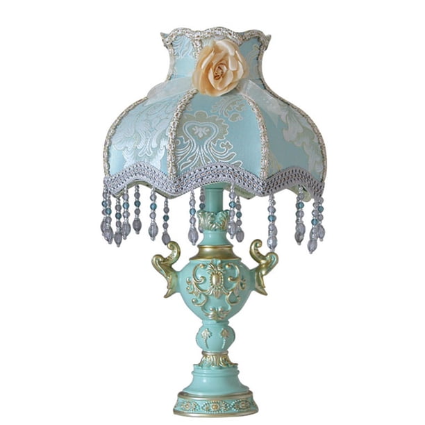 Lámpara de mesita de noche victoriana clásica con pantalla de tela de estilo francés y flores vintage for dormitorio.