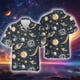 thumbnail image 4 of Camisa hawaiana con estampado 3D de estrellas abstractas y luna para hombre y mujer, blusa hawaiana de manga corta con solapa y estampado de planetas espaciales de estilo Harajuku, 4 of 5