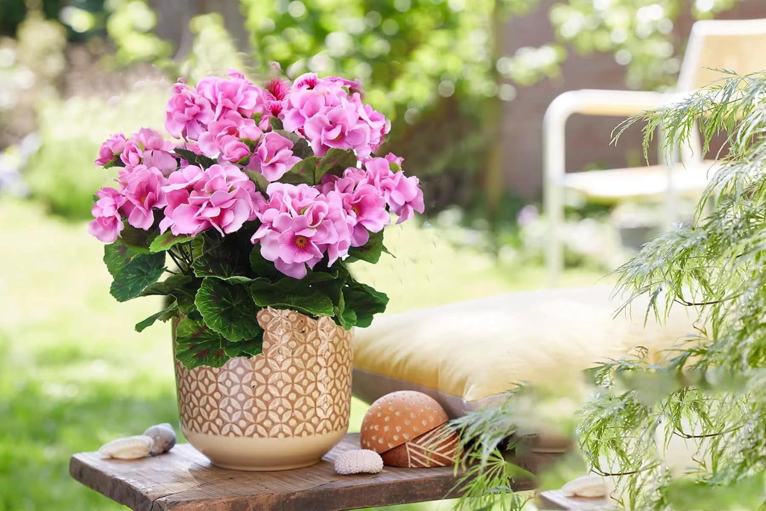 2pcsArtificial Geraniums Silk Flowers Outdoor Artificial Red Geranium Bush Faux Flowers Red Geraniums for Floral Home Decor Indoor Garden Patio Grave Cemetary Vase Table Centerpiece