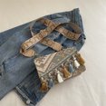 thumbnail image 1 of Bolso cuadrado pequeño con borlas de estilo étnico de alto valor, nuevo bolso bandolera con correa ancha versátil para el hombro estilo vacaciones otoño 2025, 1 of 5