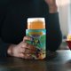 thumbnail image 4 of El Árbol Genealógico de los Croods Funda enfriadora de latas, aislante de bebidas para mantener frías o calientes, funda térmica plegable para latas, portabebidas reutilizable, 4 of 6