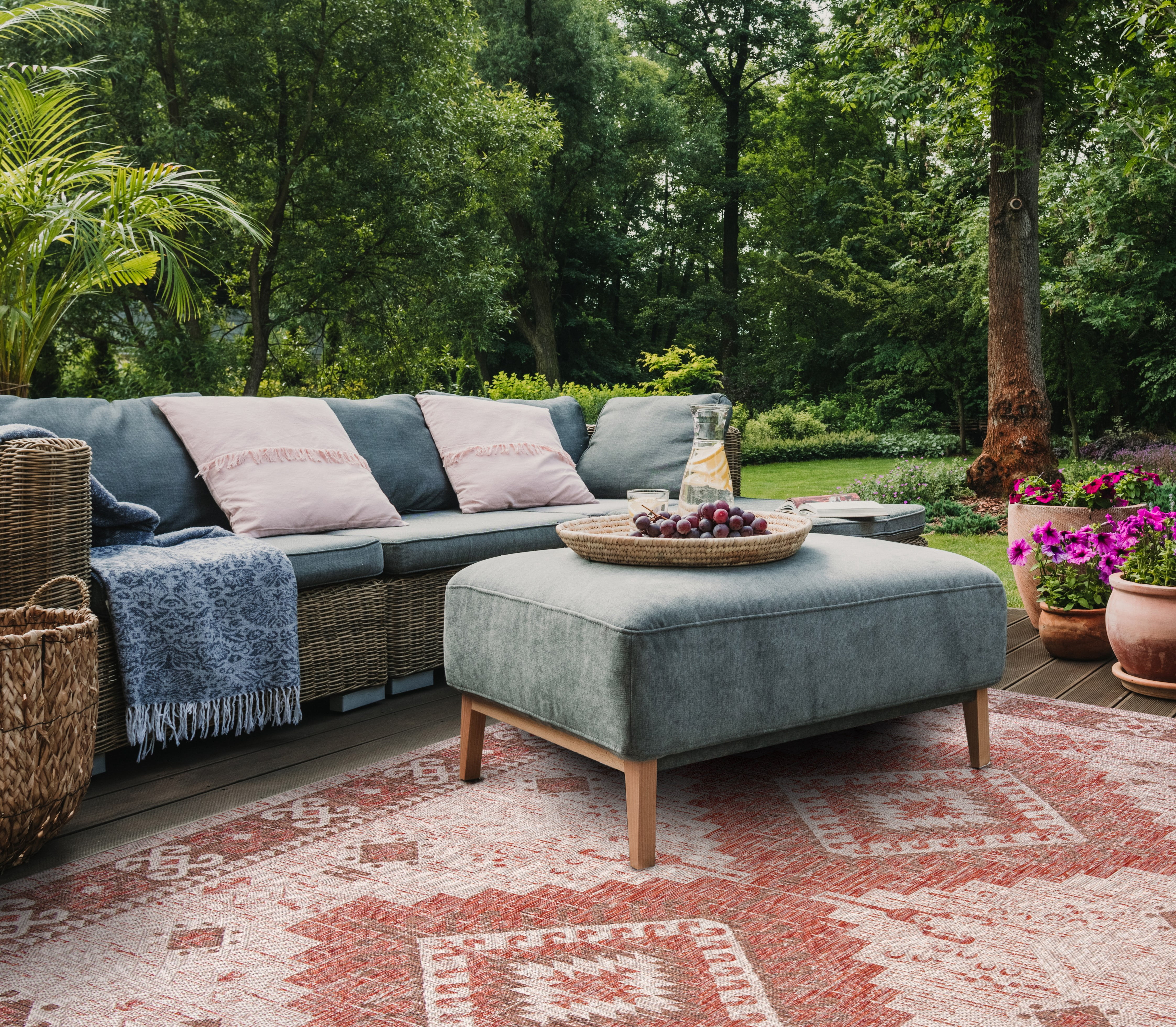 SAFAVIEH Courtyard Davin Aztec Indoor/Outdoor Area Rug, 5'3" x 7'7", Beige/Red
