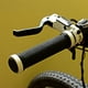 thumbnail image 2 of Par de empuñaduras de bloqueo para manillar de bicicleta, accesorio cómodo para ciclismo, color blanco, 2 of 3