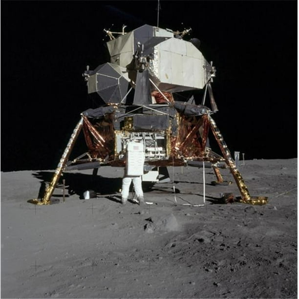 Un Astronaute d'Apollo 11 devant l'Affiche du Module Lunaire Print&44; 14 x 14