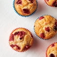 thumbnail image 4 of Molde para 12 cupcakes Farberware. Acero con antiadherente, rojo, 4 of 6