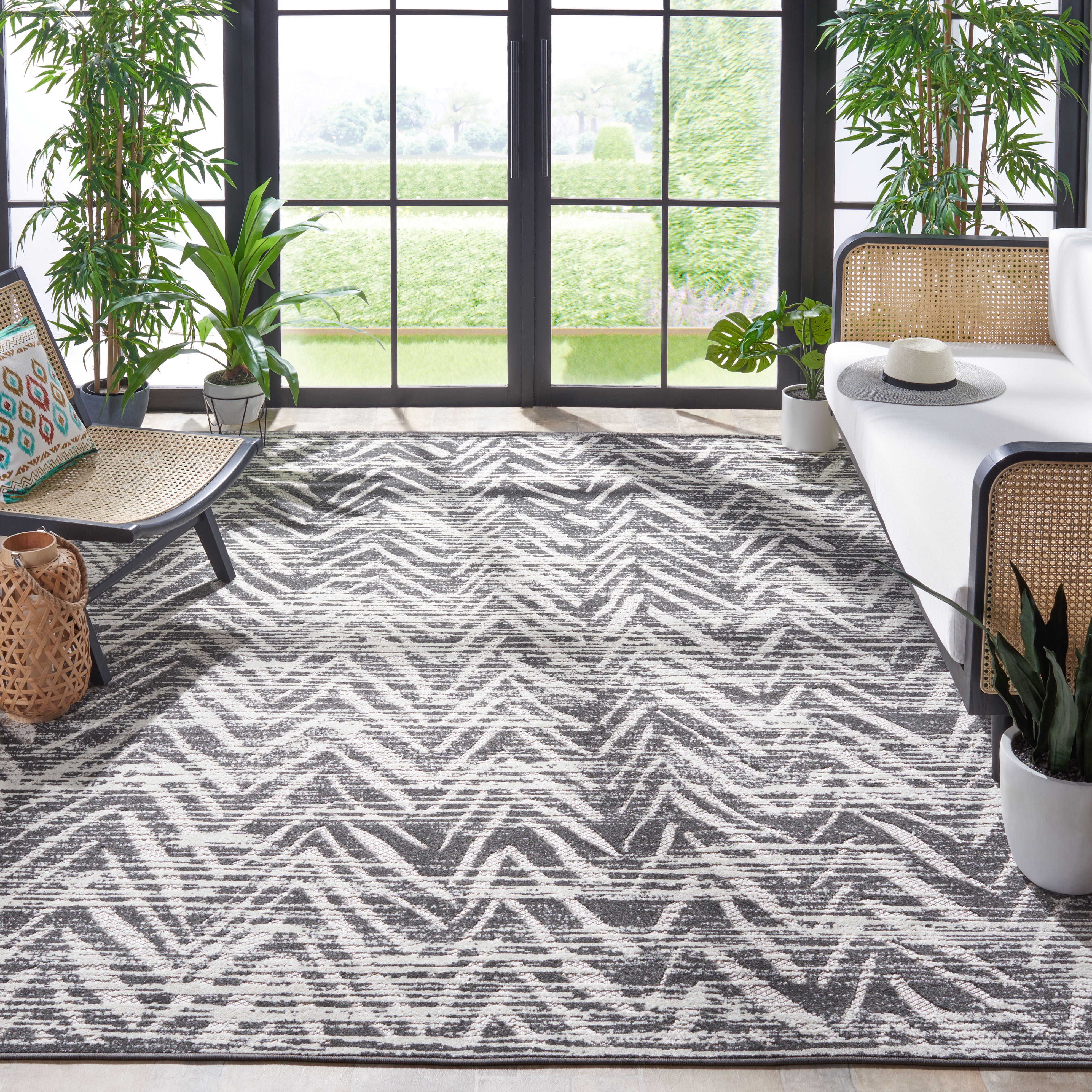 SAFAVIEH Cottage Ronni Chevron Indoor/Outdoor Area Rug, Grey, 5'3" x 7'7"