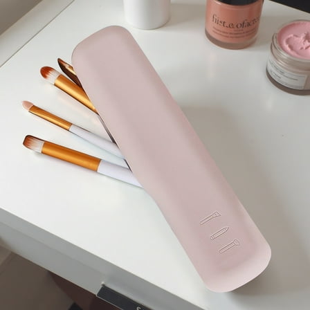 MUNDIDO Large Travel Makeup Brush Holder, Magnetic Anti-fall Out Silicon Portable Cosmetic Face Brushes Holder, Soft and Sleek Makeup Tools Organizer for Travel- (7.9* 2 * 1.5)