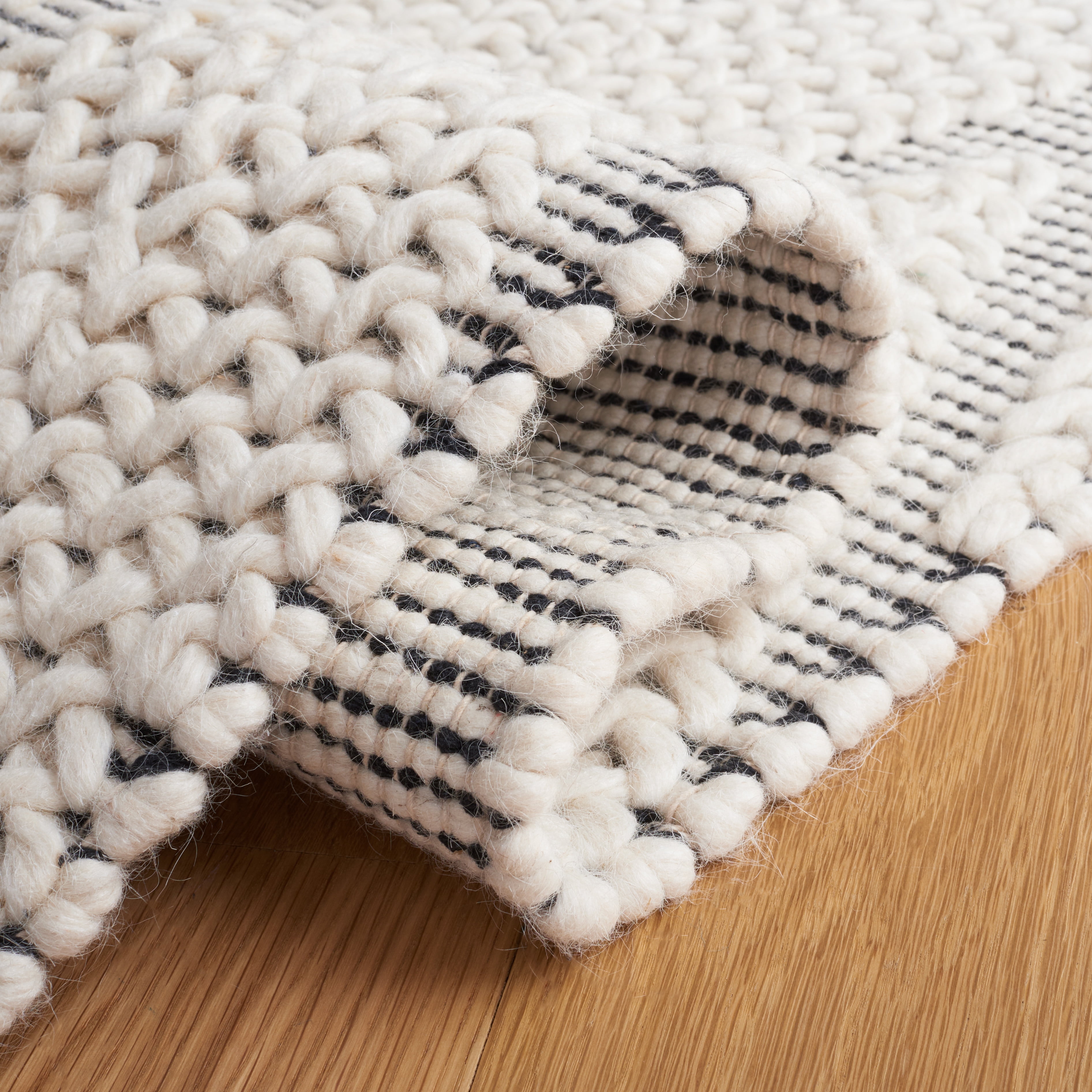 SAFAVIEH Natura Paula Zig-Zag Area Rug, Ivory/Black, 4' x 6'