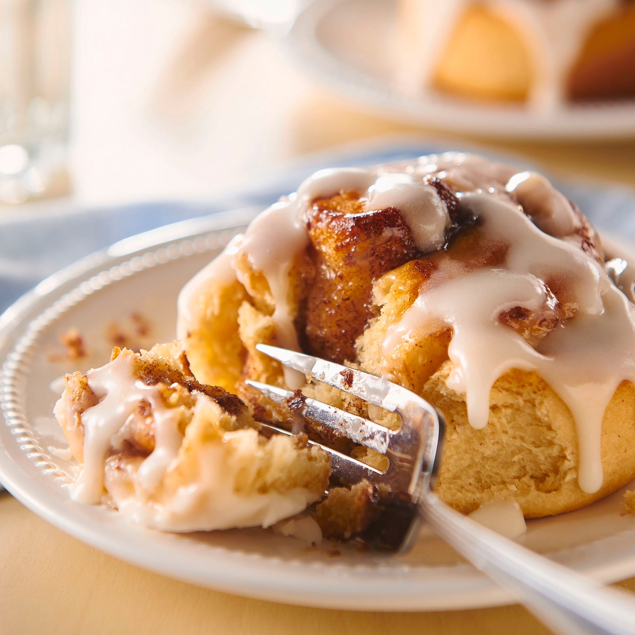 Pillsbury Flaky Grands! Cinnamon Rolls with Cinnabon Cinnamon and Cream Cheese Icing, 5 count