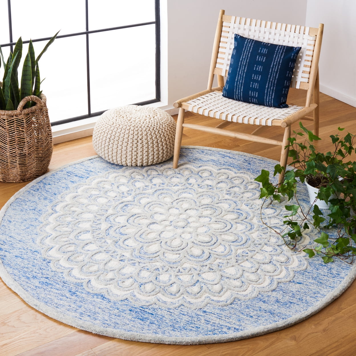 SAFAVIEH Metro Denholm Medallion Area Rug, Blue/Ivory, 4' x 6'