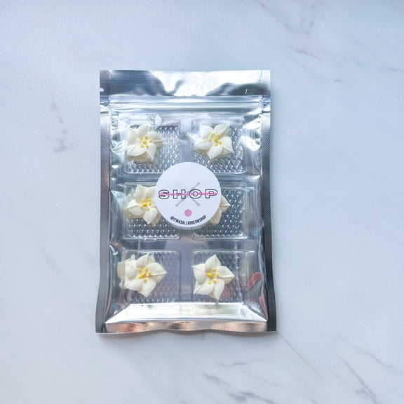 WHITE POINSETTIA EDIBLE DECORATIONS