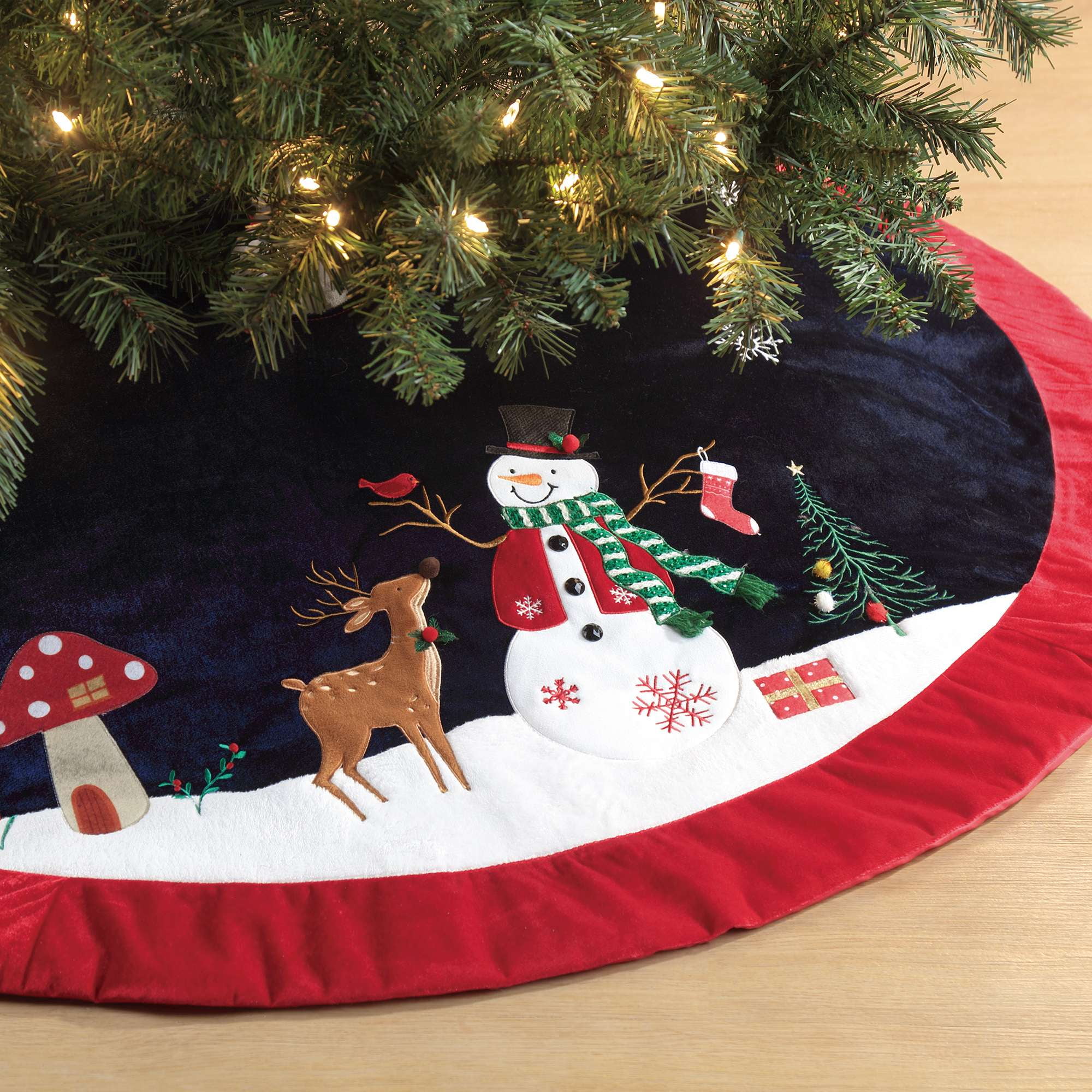 Temps de vacances, Velvet Snowman Tree Jupe, 48 pouces, couleur mulit Jupe d'arbre de Noël de bonhomme de neige, matériau de velours, couleur rouge de garniture, bonhomme de neige porte un chapeau noir et se tient dans le sol de neige entouré de flocons de neige, bas et bird.a renne à côté du bonhomme de neige, il y a fleur et champignons sur le sol de neige.