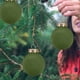 thumbnail image 3 of SHENGXINY Bolas Navideñas Decorativas (4 piezas) Bolas Flocadas para Adornos de Árbol de Navidad Bolas de Plástico Irrompibles Adornos Navideños Colgantes de Terciopelo para Decoración Navideña Verde, 3 of 6