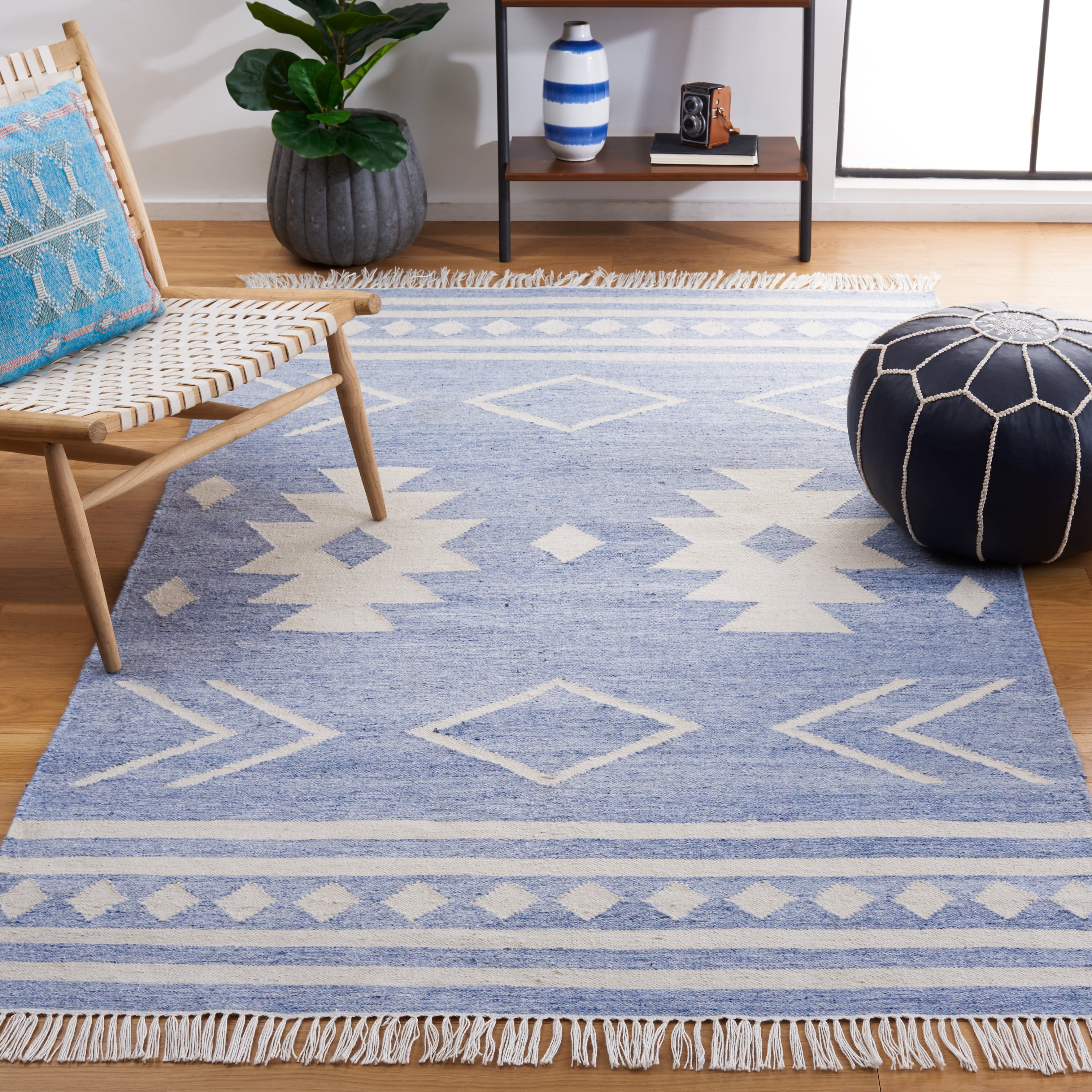 SAFAVIEH Kilim Trochez Geometric Area Rug, Blue/Ivory, 4' x 6'