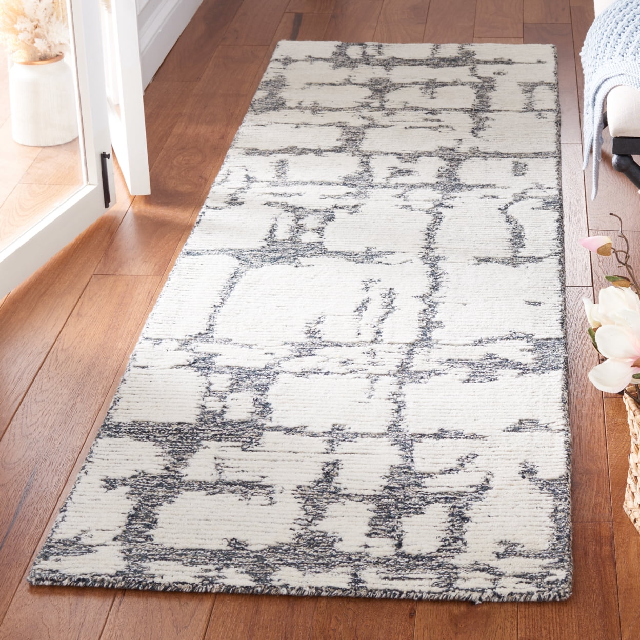 SAFAVIEH Martha Stewart Distressed Area Rug, Charcoal/Ivory, 4' x 6'