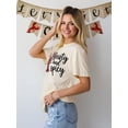 thumbnail image 4 of Camiseta YZMI Crawfish para mujer Louisiana Crawfish Boil Apricot, 4 of 7