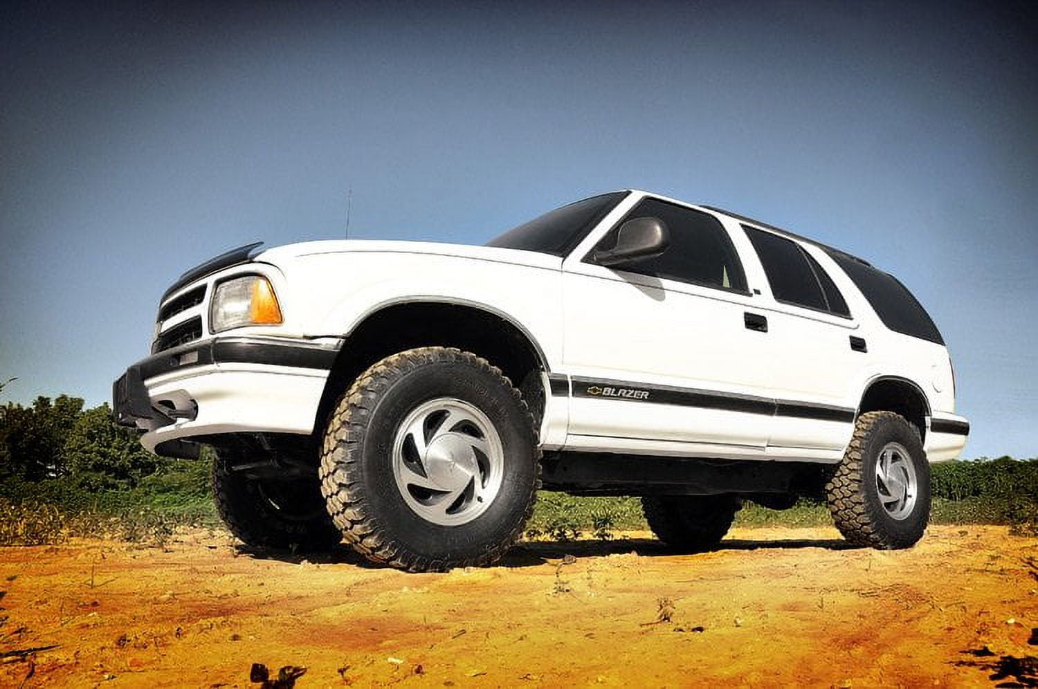 Rough Country 2.5" Lift Kit (fits) 1982-2004 Chevy S10/S-10 Blazer | GMC S15/S-15 Jimmy/Sonoma 4WD | N3 Shocks | 24230