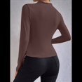 thumbnail image 4 of Camiseta Informal de Larga con Cuello Alto y Fruncido para Mujer, Corte Entallado y Color Liso Color Café L, 4 of 7