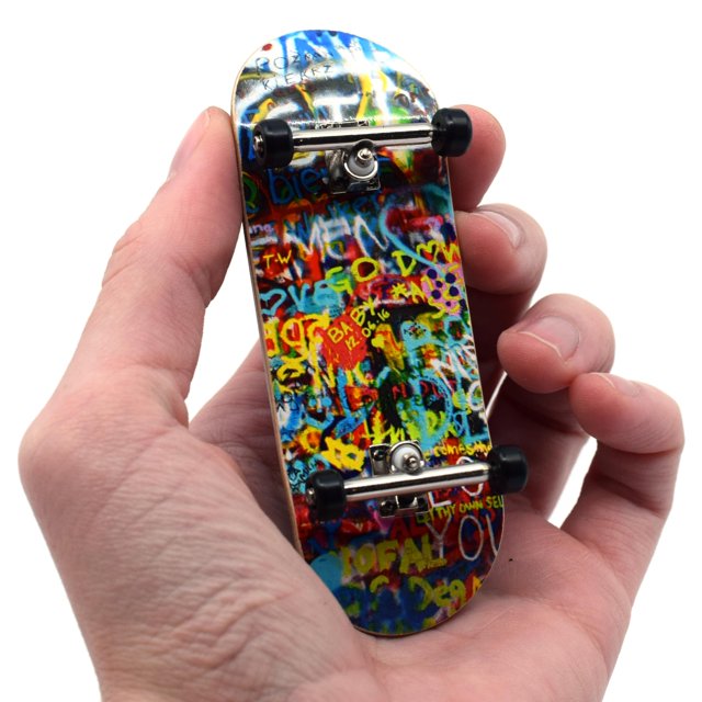 Teak Teak 34mm Pro Fingerboard Transfert de Chaleur Graphique Complet - Entièrement Assemblé avec Pièces Pro Level - Plateau en Bois en Forme de Pro (34x97mm), Roues UltraSpin, Camions Prodigy - Graffiti Mural