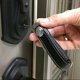 thumbnail image 2 of Llavero compacto: organizador de llaves de bolsillo elegante y práctico con mecanismo de bloqueo seguro, negro, 2 of 5