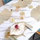 thumbnail image 5 of Manteles individuales dorados elegantes, manteles individuales de vinilo resistentes al calor para una decoración lujosa de la mesa del comedor, respaldo de espuma antideslizante que garantiza la, 5 of 6