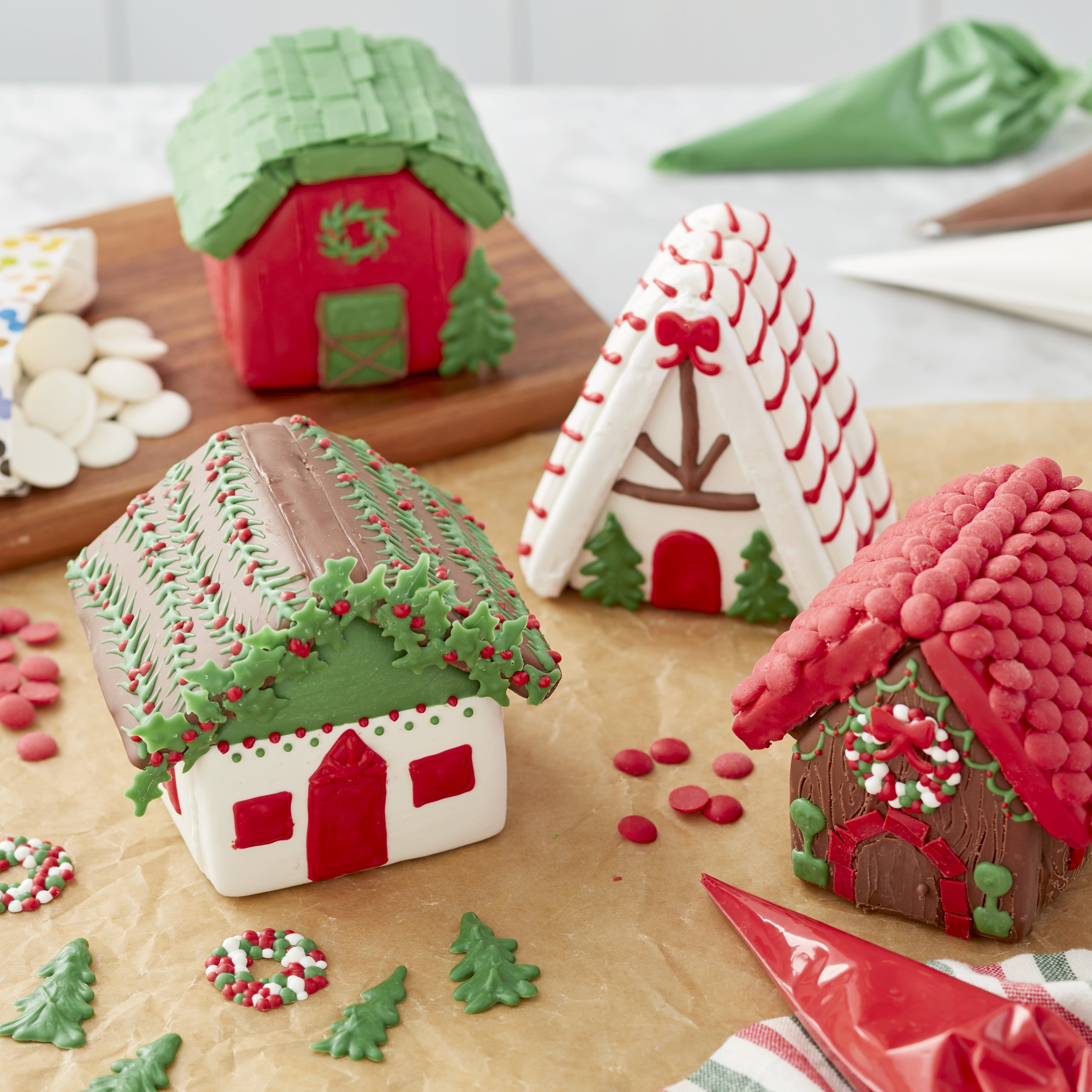  Wilton Built it Yourself Mini Village Gingerbread Decorating  Kit to Make 4 Houses - Christmas Gingerbread House Kit for Adults - 13  Pieces in Total, 28OZ : Grocery & Gourmet Food