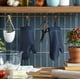 thumbnail image 2 of Juego de 2 guantes de cocina KitchenAid de silicona suave acanalada, color azul, 2 of 6