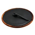thumbnail image 1 of Lava Cast Iron 13,38 Pouces Antiadhésif Émaillé Plat de Service Rond en Fonte avec Plat de Service Iroko - Noir Mat, 1 of 1