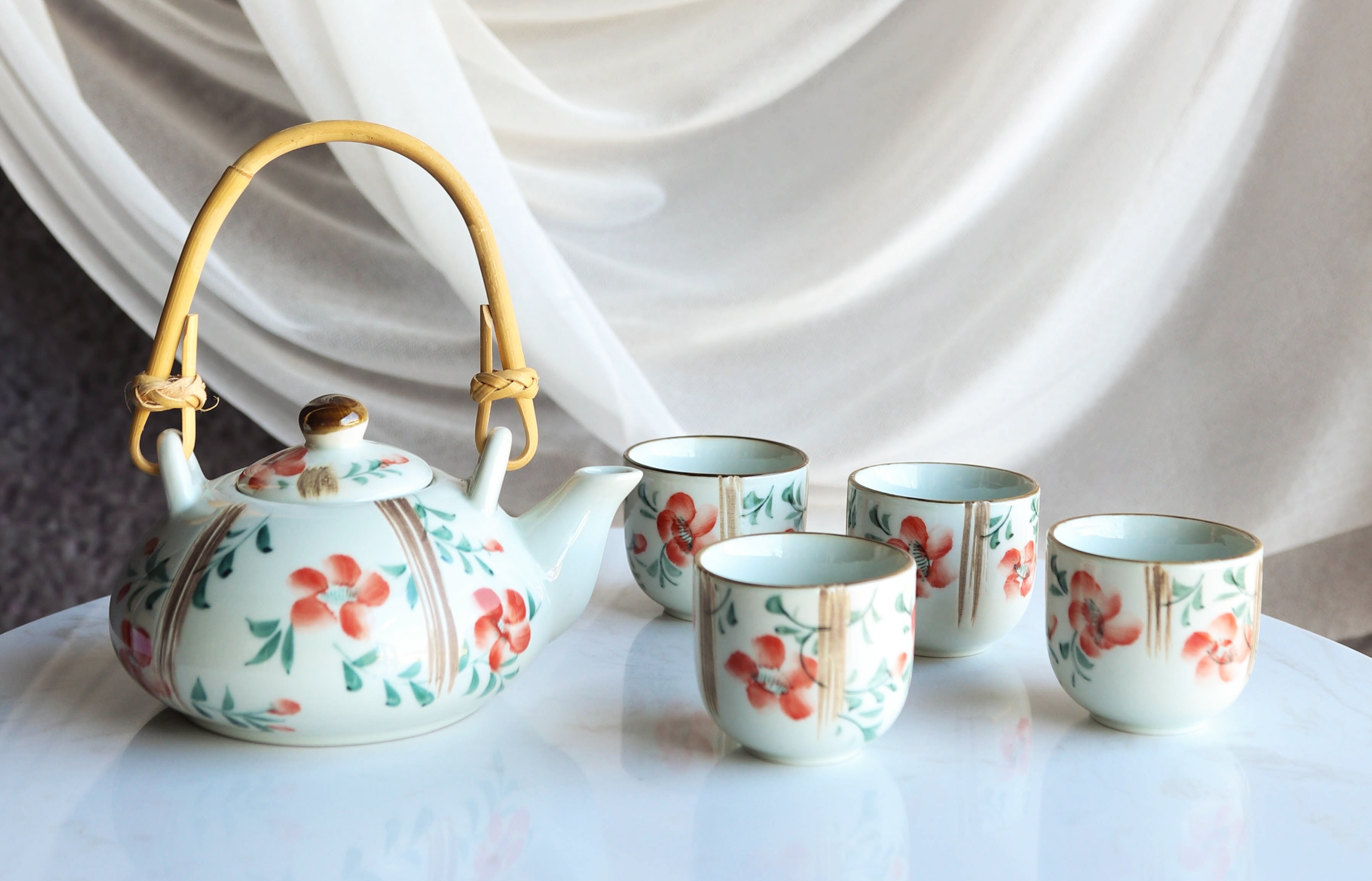 Porcelain tea pot handpainted Japanese style pot of tea creative Chinese tea pot 