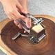 thumbnail image 5 of Shredder rotativo de la mantequilla de la mantequilla de la mantequilla de la mantequilla de acero inoxidable con la manija de la manivela Hierbs Grinder de cocción Gadget Gadget Gadeket 7-8 hoyo Eigraketly HA028276-02B, 5 of 7