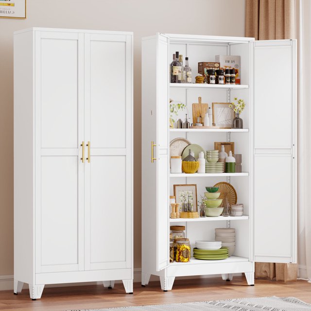 Armoire de Rangement Alimentaire Autoportante en Métal Ero avec 4 Tablettes Ajustables, Présentée en Fini Blanc avec Poignées Dorées. une Armoire Est Fermée, l'Autre Est Ouverte, Présentant Quatre Tablettes Ajustables Tenant des Essentiels de Cuisine comme des Assiettes, des Bols, des Pots et des Épices. l'Armoire Est Installée dans une Pièce Lumineuse au Décor Neutre, Idéale pour les Cuisines, les Garde-Manger Ou les Bureaux.