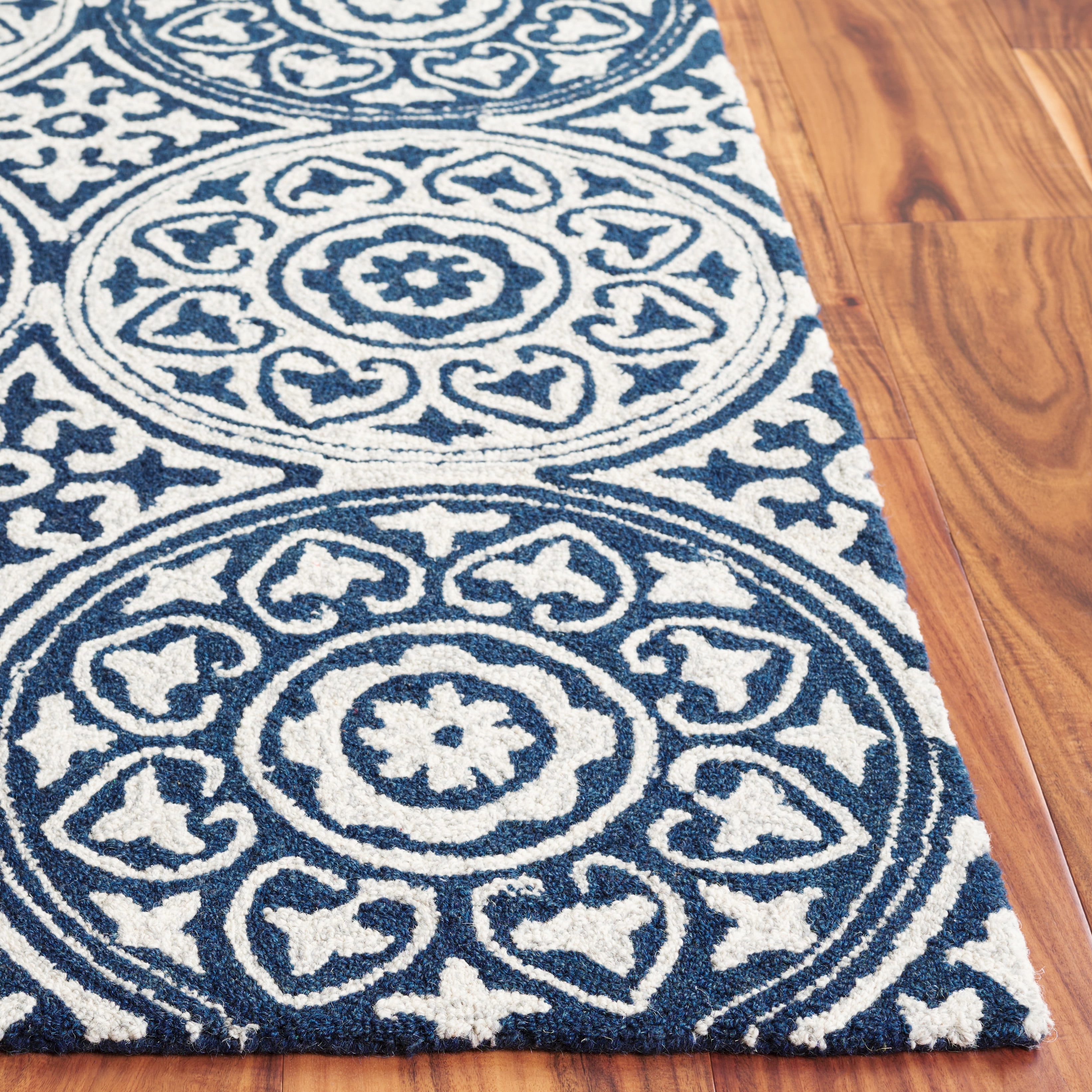 SAFAVIEH Metro Isador Geometric Area Rug, Blue/Ivory, 4' x 6'