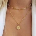 thumbnail image 4 of Collar con colgante de 26 letras en varias capas, tendencia hexagonal, cadena de cuello de clavícula femenina que combina con todo, 4 of 6