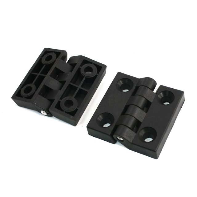 2pcs casa 50mm x 50mm de plástico negro de acción única puerta bisagra de empalme, vista frontal inclinada mostrando una bisagra rectangular negra con eje metálico cargado, cuatro orificios de instalación de 7 mm y nervaduras internas; tamaño 50 x 50 x 15 mm (plegada 50 x 30 x 20 mm), apta para montaje en puertas y marcos pequeños y a menudo usada para muebles compactos.