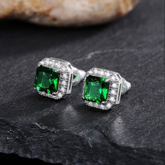 Exquisitos pendientes cuadrados para mujer con incrustaciones de diamantes y circonitas verdes.